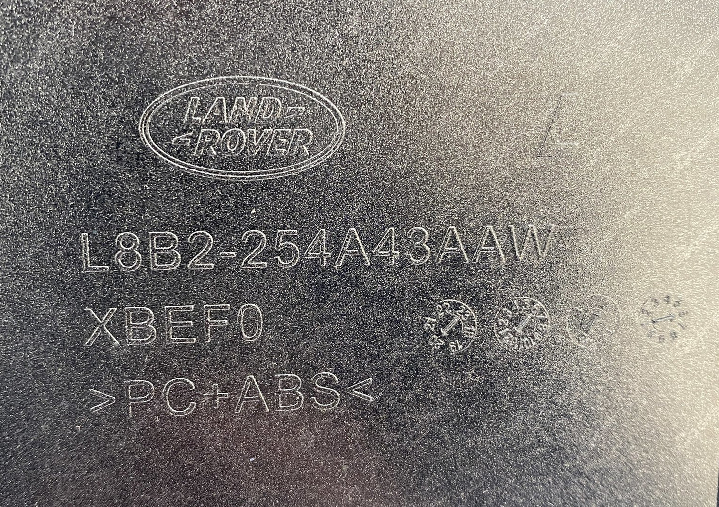 Listwa pionowa drzwi lewa tył Land Rover DEFENDER (L663) LR130228 Nowa