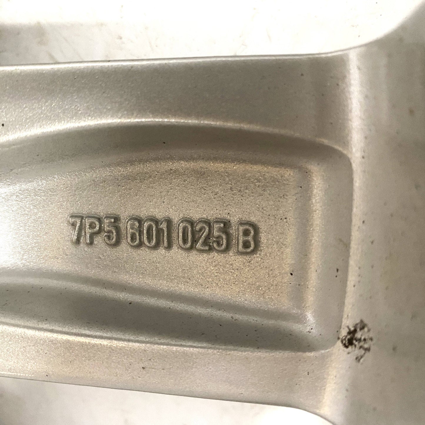 7P5601025B