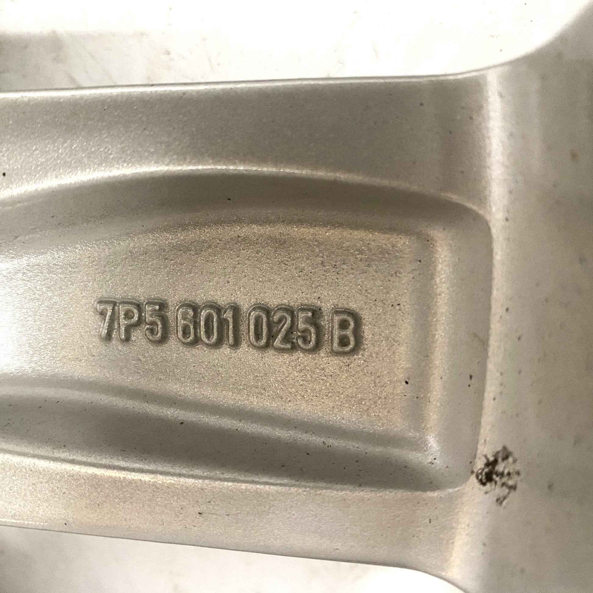 7P5601025B